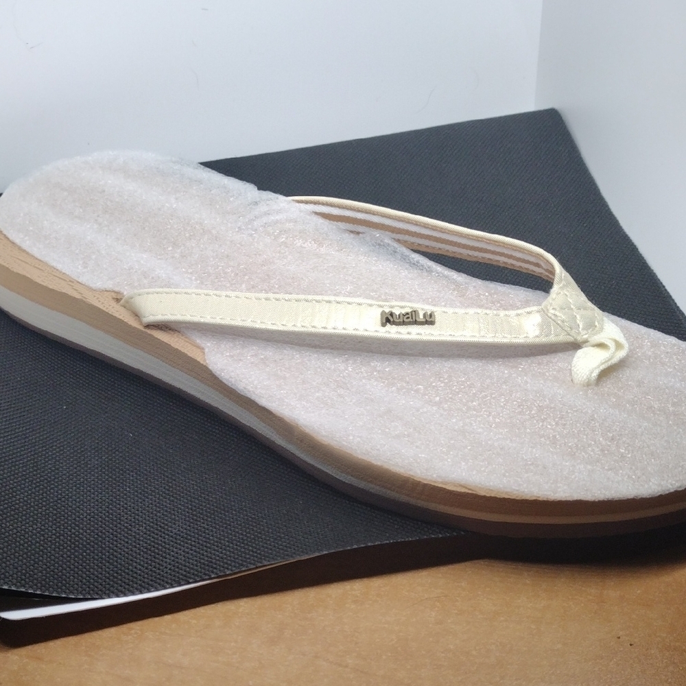 Step into comfort with Kuailu Women's Cream Flip Flops.  Size 9 - Picture 5 of 7